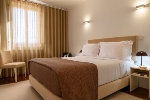 Quarto duplo moderno no Oporto Comfort Charming Cedofeita no Porto com vista da cidade, decoração em tons claros e mobiliário confortável