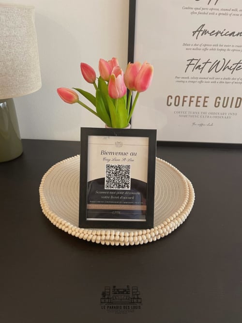 Accueil élégant au Paradis Des Logis avec tulipes roses, pancarte QR et set de table perlé dans l'appartement Cosy Luxe