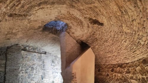 Arco de piedra histórico con remate de cerámica azul en el Hotel Príncipe David en Toledo, España