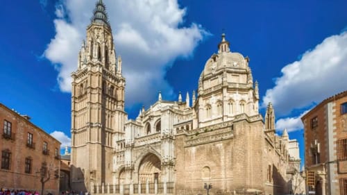 Catedral de Toledo con arquitectura gótica y torres gemelas, cerca del hotel Príncipe David en España