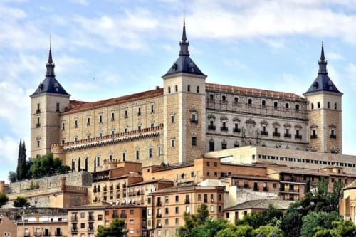 Hotel Príncipe David con vistas al histórico Alcázar de Toledo, con arquitectura de piedra y torres