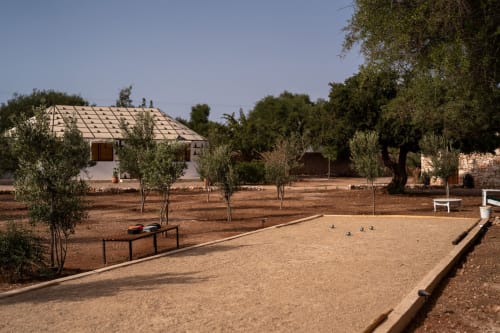 Terrain de boules du Domaine Belhazar à Essaouira avec maison traditionnelle et oliviers