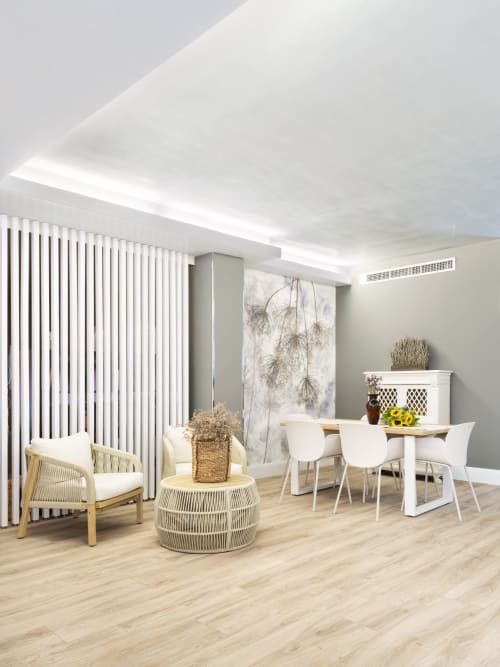 Suite moderna presso Ca'Tron a Dolo con zona pranzo, poltrone lounge e opere botaniche