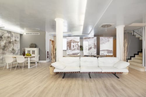 Elegante lobby moderna del Ca'Tron a Dolo con divano bianco, colonne in marmo e arredamento minimalista raffinato