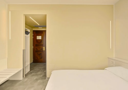 Camera moderna all'Hotel Ca'Tron a Dolo con letto, scrivania e design minimalista con illuminazione contemporanea