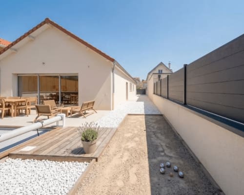 Moderner Hof des Vindihouses B&B in Epinac mit zeitgenössischem Gästehaus, Holzbestuhlung und minimalistischer Gartengestaltung
