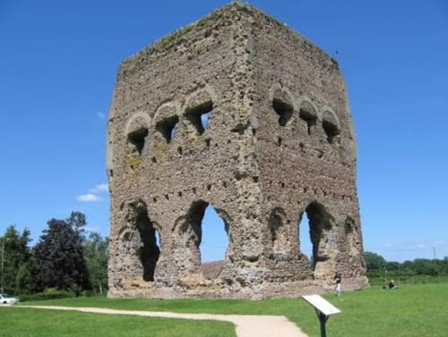 Ruines d'une ancienne tour en pierre à Épinac, France, près du gîte Vindihouses