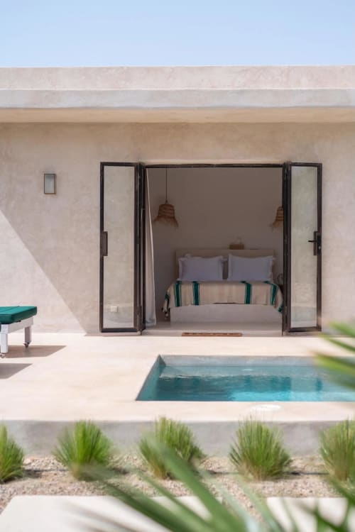 Chambre donnant sur la piscine de l'hôtel boutique Domaine Belhazar à Essaouira, Maroc