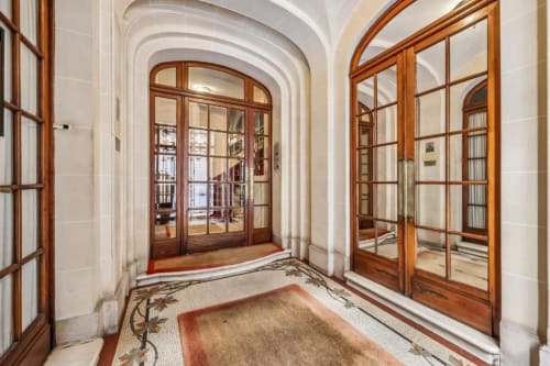 Élégant couloir aux portes vitrées encadrées de bois à la Résidence Aurmat, Paris Boulogne