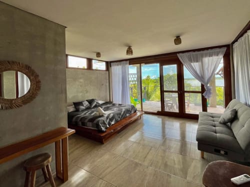 Espaciosa habitación con vistas al lago en el hostel Cayuco Maya de Bacalar, con terraza, mobiliario moderno y vistas al mar