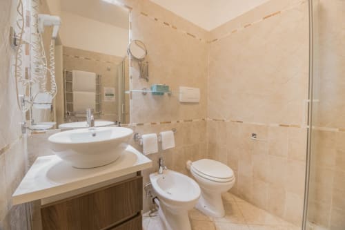 Bagno moderno della Junior Suite Green Hotel Poggio Regillo a Frascati, con lavabo vessel, bidet, WC e doccia