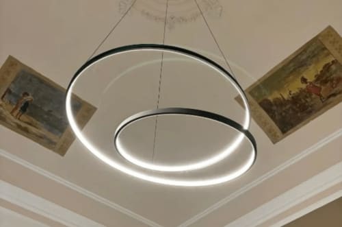 Moderna lampada a sospensione LED nella hall dell'hotel Moon Rooms By Celeste a Catania, Italia