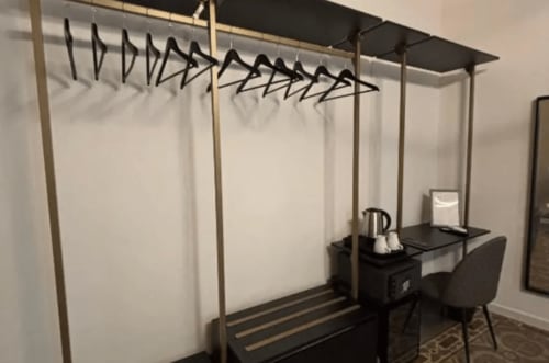 Camera da letto boutique elegante presso Moon Rooms By Celeste Rooms, Catania, con attaccapanni e scrivania raffinati