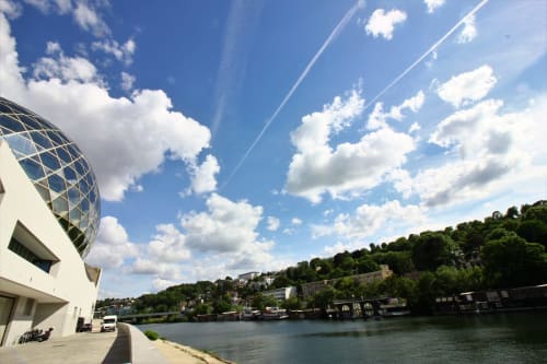 Boutique hôtel Résidence Aurmat à Boulogne-Billancourt surplombant la Seine, architecture moderne et ciel bleu