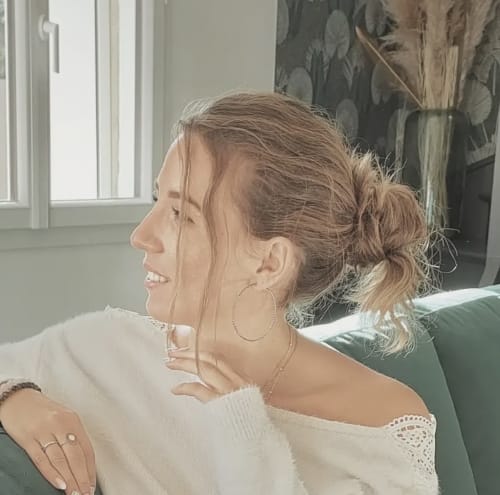 Femme souriante à l'intérieur du Manoir de la Nogrie à Val d'Izé, France