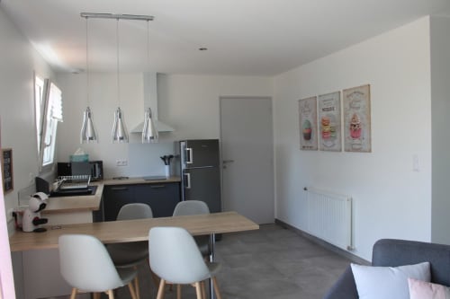 Modern open-plan kitchen and dining area in Appartement 3 at Résidence des Sables, Mably, with contemporary pendant lights