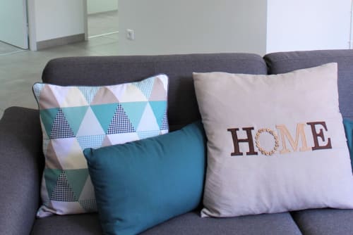 Decorative pillows on a gray sofa in Appartement Toronto at Résidence des Sables, Mably