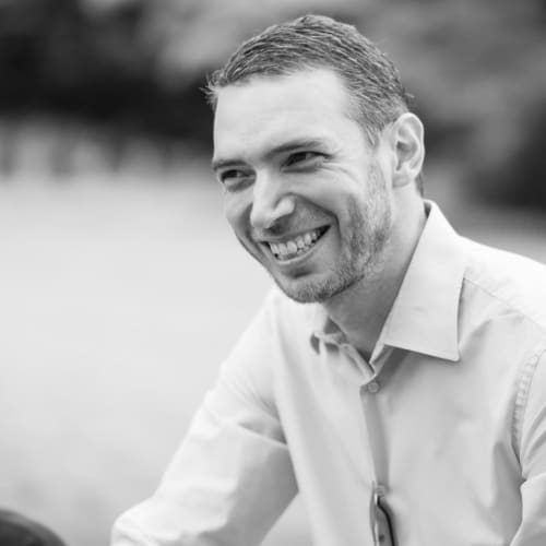 Gestionnaire de propriété au Manoir de la Nogrie en Val d'Izé, portrait souriant en chemise blanche