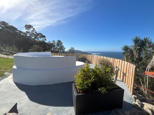 Moderno jacuzzi blanco en terraza escalonada con vistas al mar en la casita Holibai de Baiona, España
