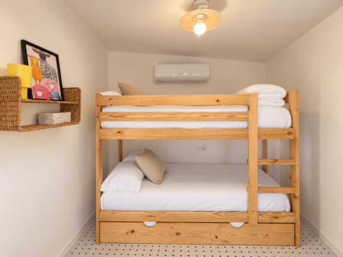 Litera de madera con ropa de cama blanca en la casita El Román, Baiona