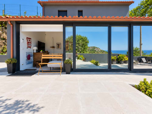 Casa costera moderna con vistas al mar en Baiona, España. Sala abierta con grandes ventanales con vistas al Mediterráneo