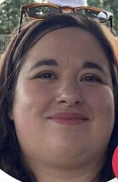 Gestionnaire de propriété au Manoir de la Nogrie en Val d'Izé, souriante en extérieur avec des lunettes de soleil sur la tête