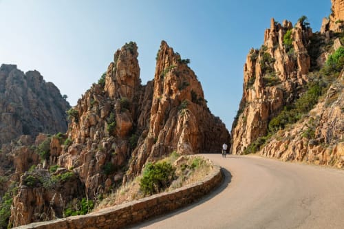 Route pittoresque près de Cargèse avec pics rocheux spectaculaires et paysage méditerranéen