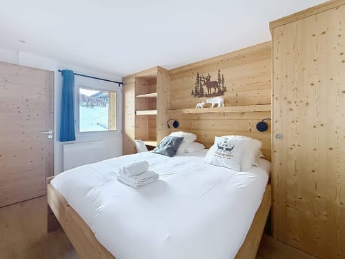 Chambre chaleureuse en bois avec lit queen-size, vue alpine et style refuge de montagne à Montgenèvre