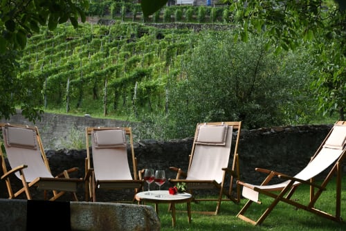 Area relax a Roseto del Drago con sdraio affacciate sui vigneti di Ponte in Valtellina