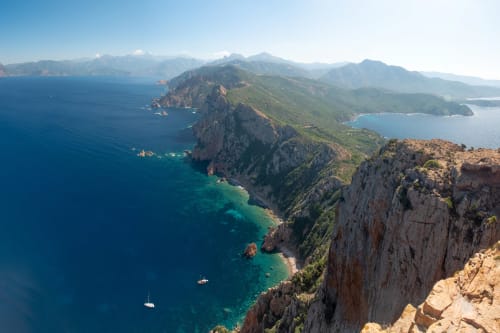 Falaises rocheuses spectaculaires dominant les eaux turquoise méditerranéennes près de l'Hôtel Thalassa à Cargèse, Corse