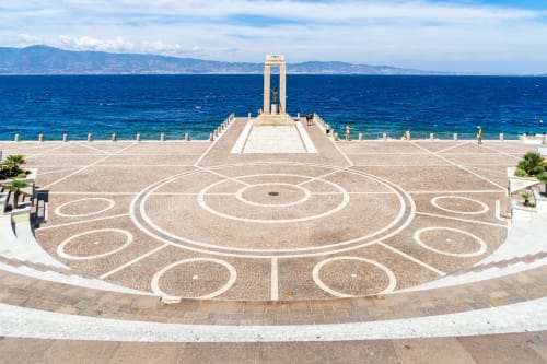 Piazza mosaico geometrico sulla spiaggia con vista sullo Stretto di Messina a Reggio Calabria, vicino al B&B Il Giardino di Ulisse