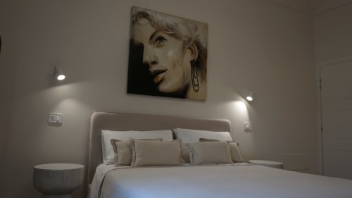 Camera moderna alle Marelia Suites di Vasto con letto matrimoniale, arredamento minimalista e opere d'arte
