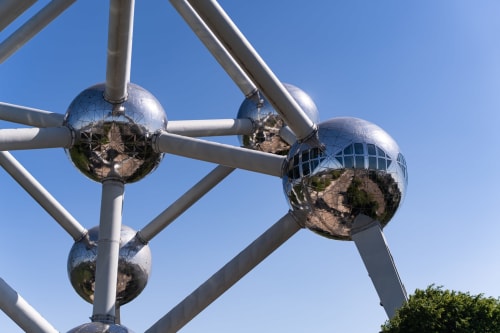 Les structures sphériques de l'Atomium reflétant le ciel à l'hôtel Livorno, Bruxelles