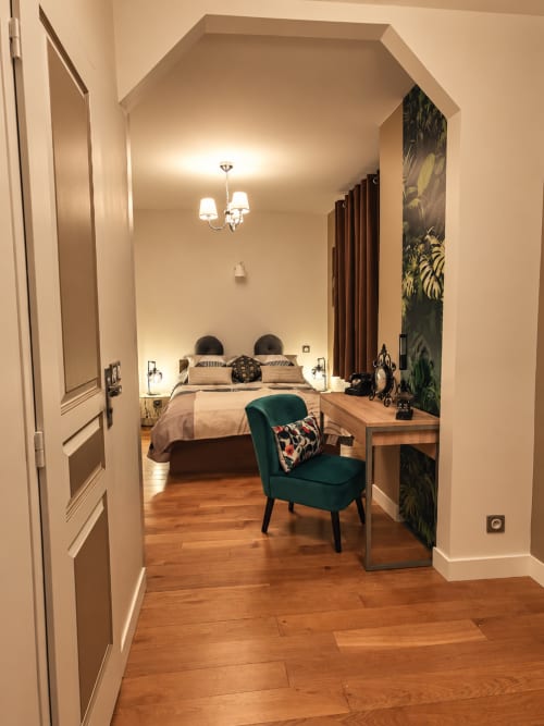 Chambre élégante de l'Hôtel OH Sèvres Autrement avec mobilier moderne, parquet et décoration contemporaine