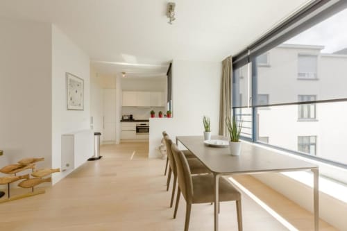 Appartement moderne à Bruxelles avec salle à manger, cuisine et balcon avec vue sur la ville