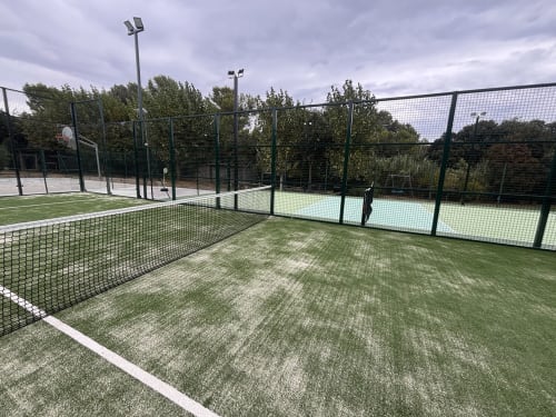 Pistas de tenis profesionales con superficie sintética verde en el hotel Espai Valldevia de Valldevia, España