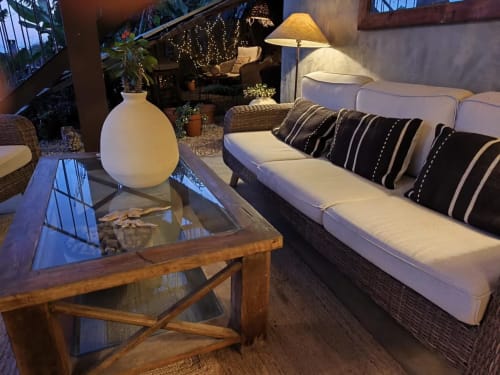 Zona de descanso al aire libre en Les Terrasses Suites de Calheta con asientos iluminados, cojines rayados e iluminación decorativa