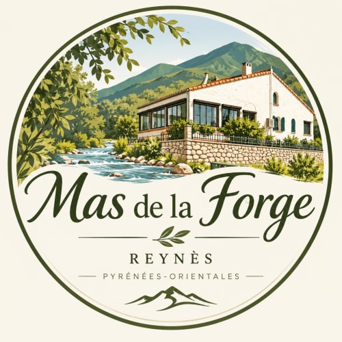 Mas de la Forge, guesthouse à Reynès dans les Pyrénées, bâtiment blanc au bord d'une rivière de montagne