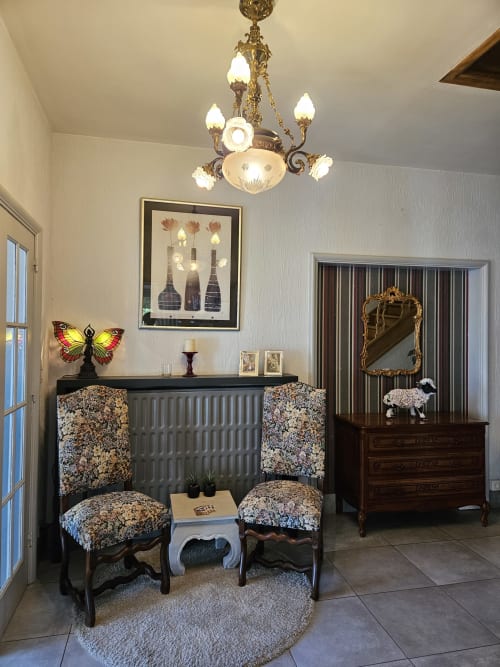 Elegant bedroom at Les Alisiers B&B in Nadrin with ornate chandelier, patterned chairs and period furniture