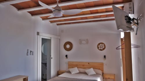 Dormitorio Cal Xot en Poble Nou con vigas de madera, cama queen, decoración de pared tejida, ventilador de techo y baño privado