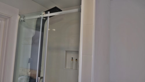 Baño moderno con cabina de ducha de cristal en Cal Xot B&B, Poble Nou, Barcelona