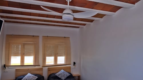 Habitación Cal Xot bnb en Poble Nou con camas gemelas, cabeceras de madera, ventilador de techo y ventanas con persianas