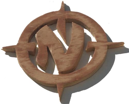 Escultura de rosa de los vientos en madera en Cal Xot, casa rural del Poble Nou en Barcelona, España