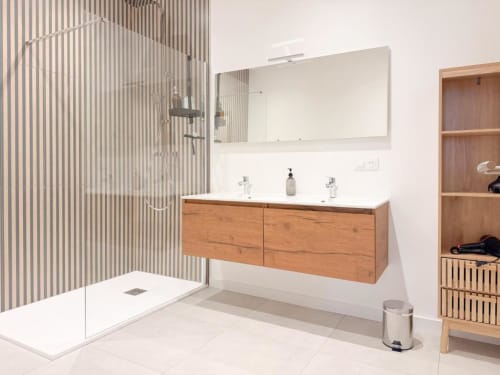 Modernes Badezimmer in der Vindihouses B&B in Epinac mit Holzwaschbecken, Regendusche und weißen Fliesen