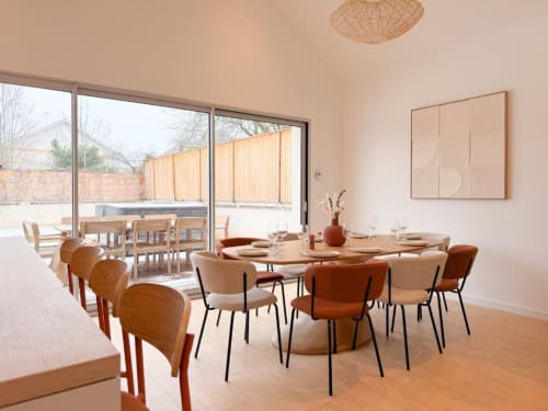 Modernes Esszimmer im Vindihouses B&B in Epinac mit rundem Tisch, gemischten Sitzmöglichkeiten und Terrassenblick