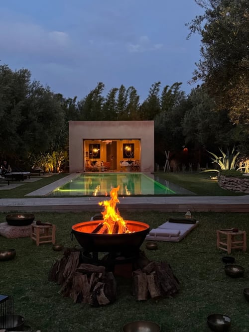 Foyer du soir du Jardin Sakina avec piscine illuminée et pavillon contemporain à Marrakech