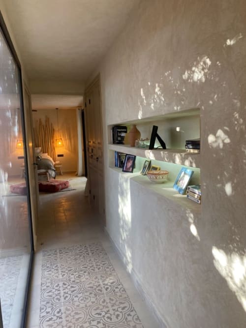 Couloir contemporain avec rangements blancs au Jardin Sakina Marrakech, sol en zellige et lumière naturelle