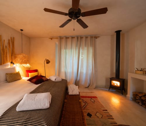 Suite Bambouseraie au Jardin Sakina, Marrakech : Chambre avec poêle à bois, ventilateur de plafond, vue sur la piscine