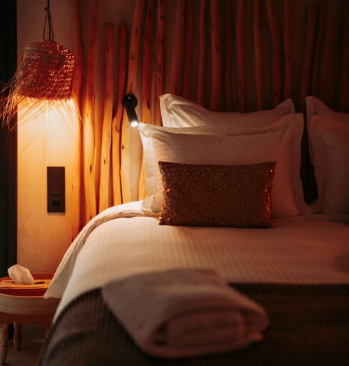 Suite Jardin Sakina à Marrakech, ambiance chaleureuse, literie blanche et accents bordeaux