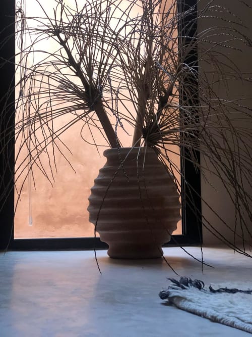 Herbes séchées décoratives dans un vase en terre cuite sur le rebord de fenêtre du riad Jardin Sakina à Marrakech